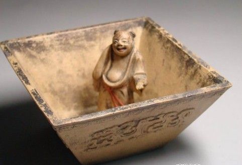 清紫砂段泥塑童子酒令杯：满招损 谦受益（图）
