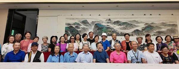 两岸丹青相会江城：罗振贤教授写生团到访施江城画室交流